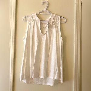 Banana Republic White Malibu Slub V-Neck Sleeveless T-shirt. Size Medium. NWT.